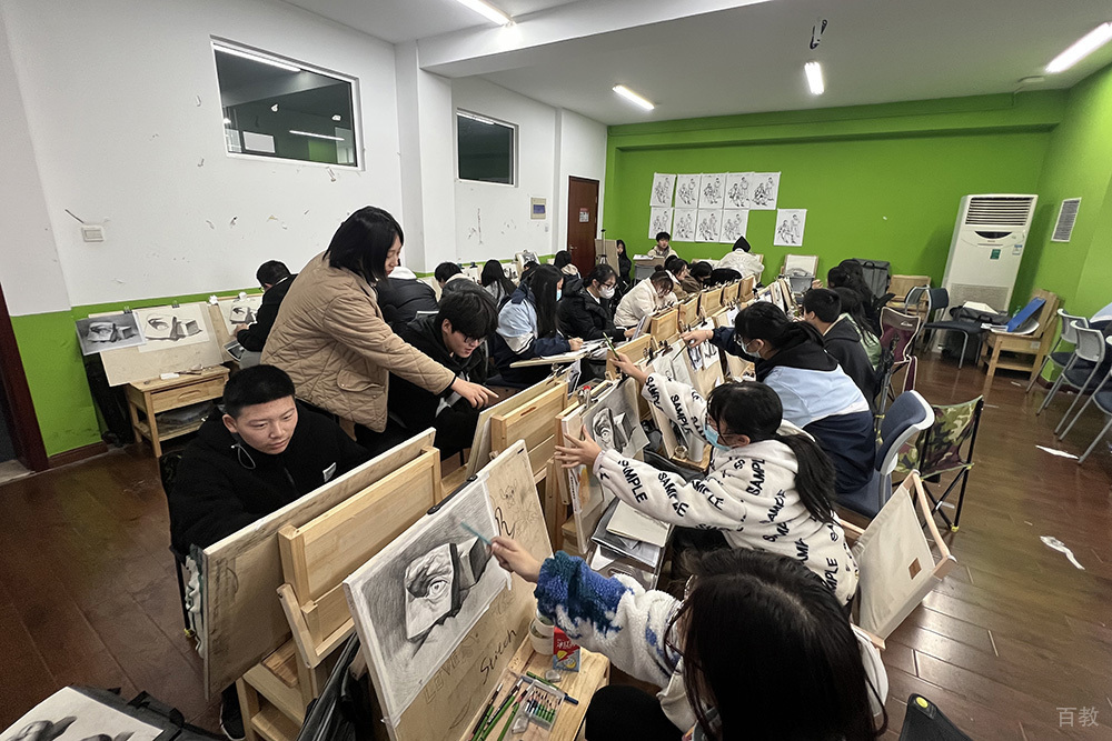 美术艺考生练习绘画课堂