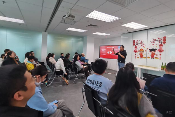 51talk线下校区学员上课场景展示