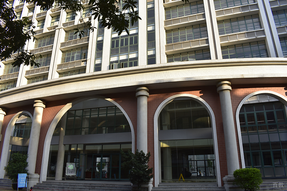 教学楼门口环境展示