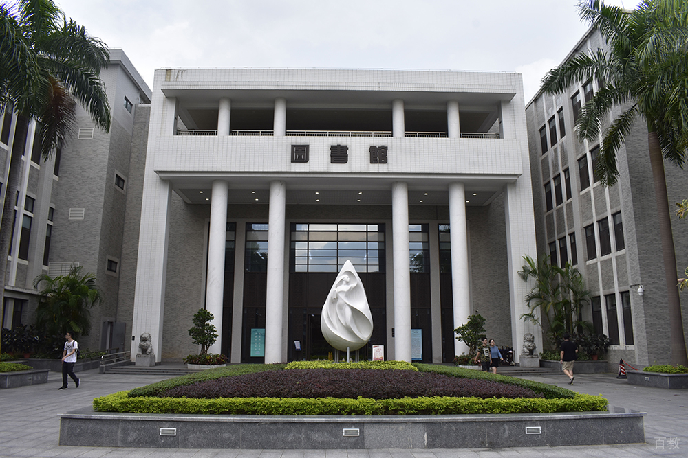 学校图书馆门口环境