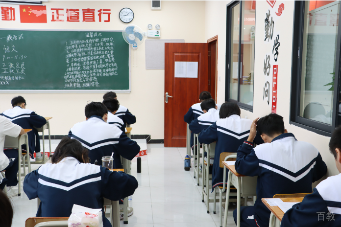认真学习的学生