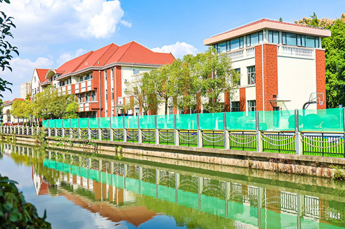 学校外景
