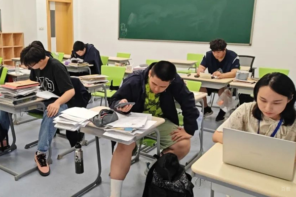 武汉长江实验学校国际部学员上课场景展示