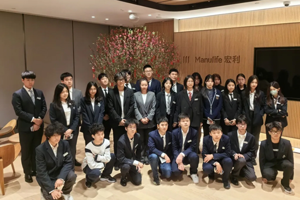 武汉长江实验学校国际部学员合影留念