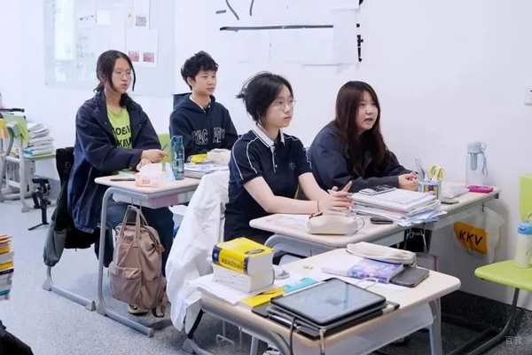 武汉长江实验学校国际部学生上课场景展示