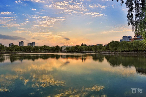学校外景