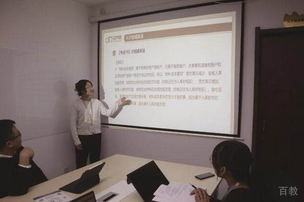 武汉乐学喵考研校区老师授课场景展示