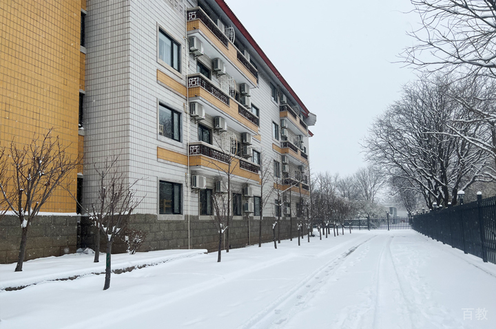 学校雪景环境