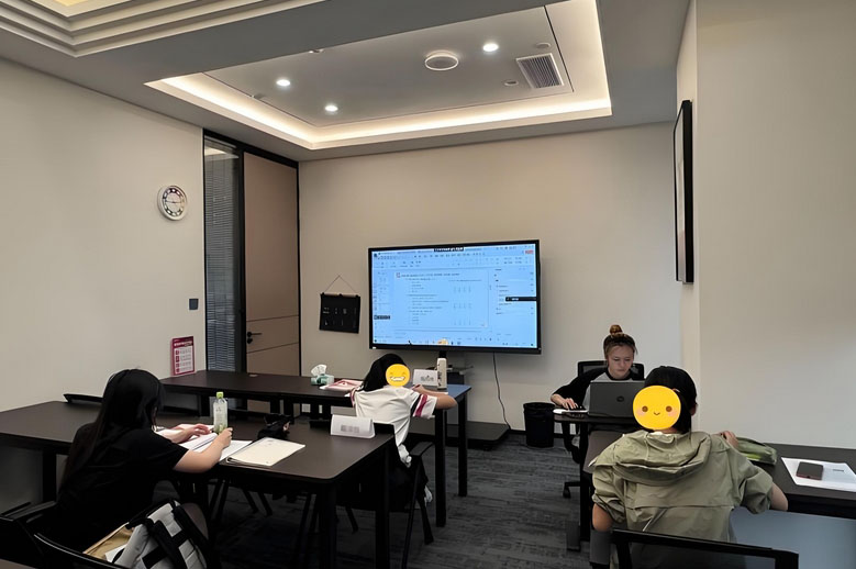老师上课场景