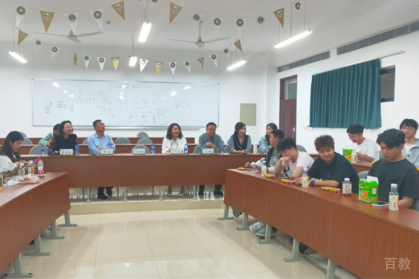 SQA项目中心举办学生座谈会