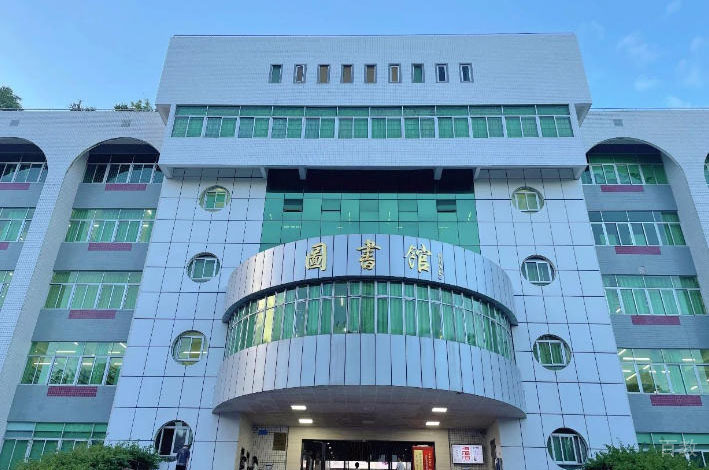 学校图书馆环境
