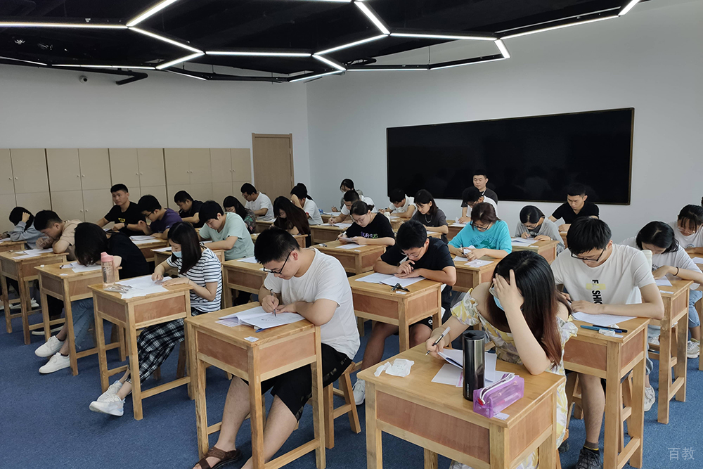 认真的学生相册