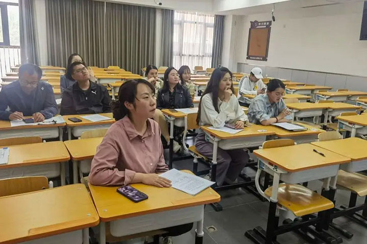 学生上课现场图片