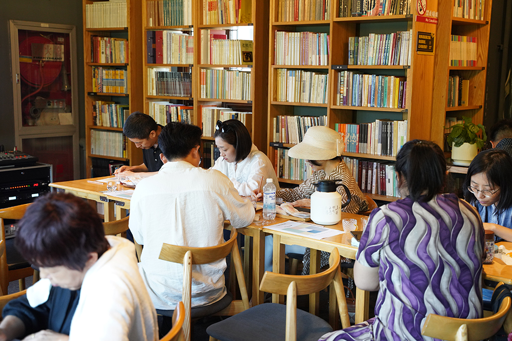 认真的学生相册