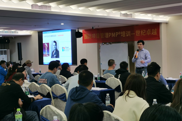 世纪卓越培训校区老师上课场景展示