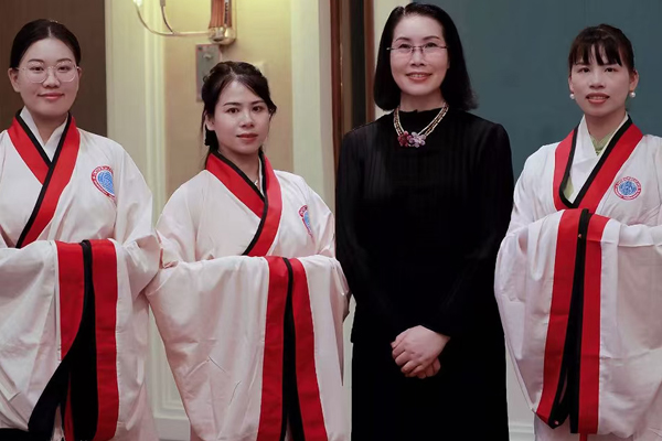 北京华夏盛德礼仪培训校区师生合影留念