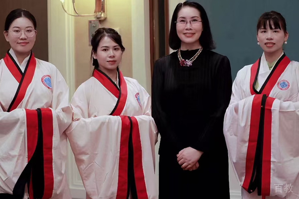 北京华夏盛德礼仪培训校区师生合影留念