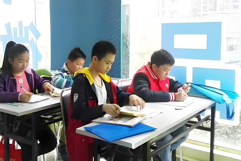 机构学生学习情景