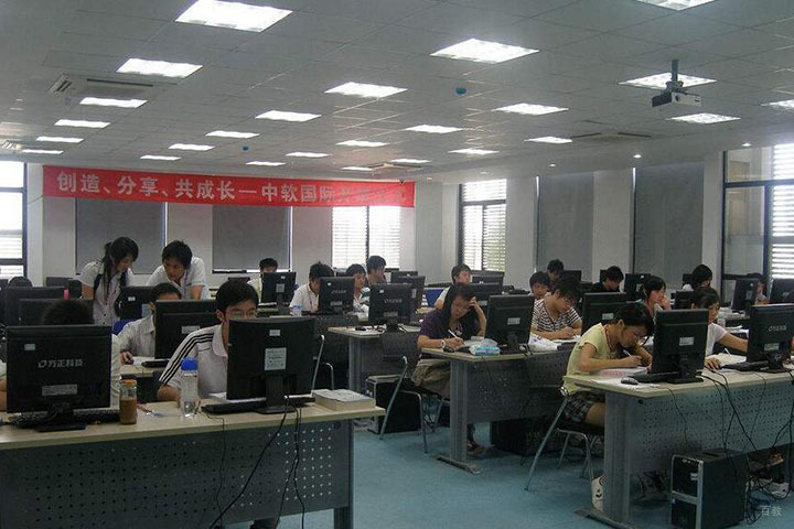 厦门华南设计学校_老师教学中