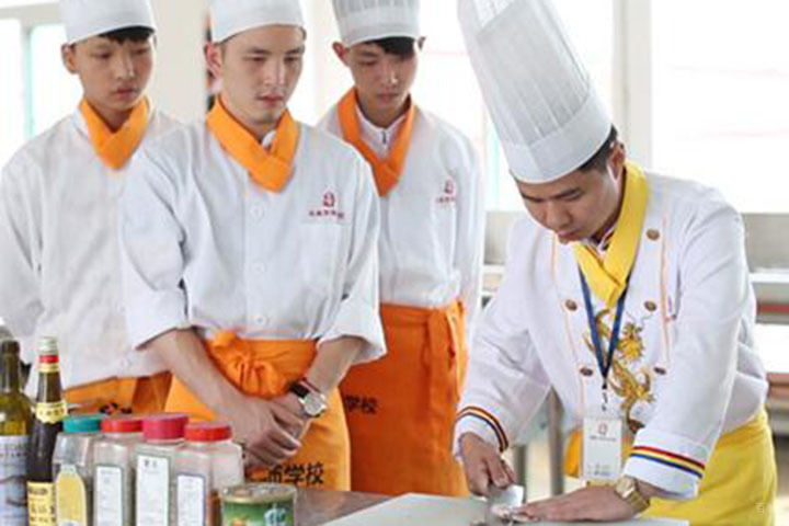福州华南厨师学校_西餐名厨授课中