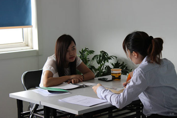 老师在指导学员