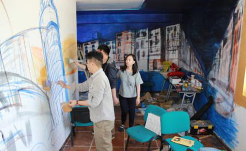 北京泓钰意大利语绘画中的学生