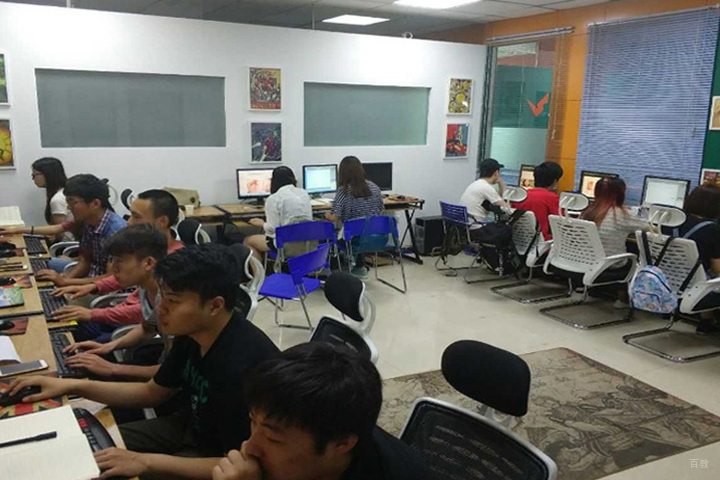 天津先锋科教_学员们在认真上课