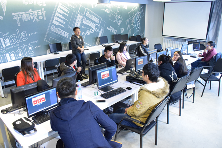 天津众维教育_老师在为学员答疑