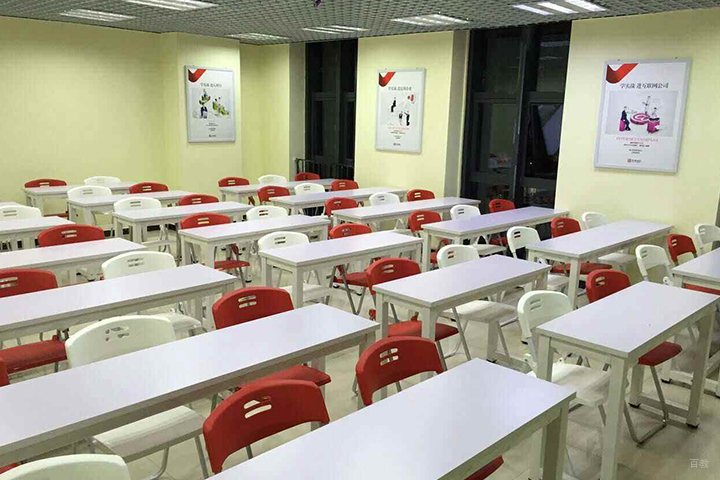天津仁和会计_仁和会计整洁的教室