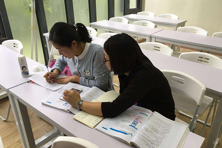 天津仁和会计_同学们在认真学习
