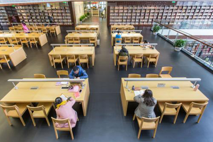 北京华章mba（授权代理）_校区图书馆看书的学生
