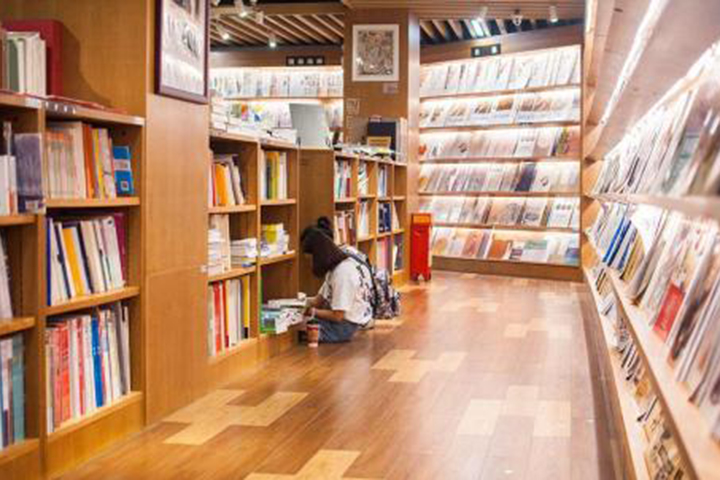 北京华章mba（授权代理）坐在图书馆地面看书的学生