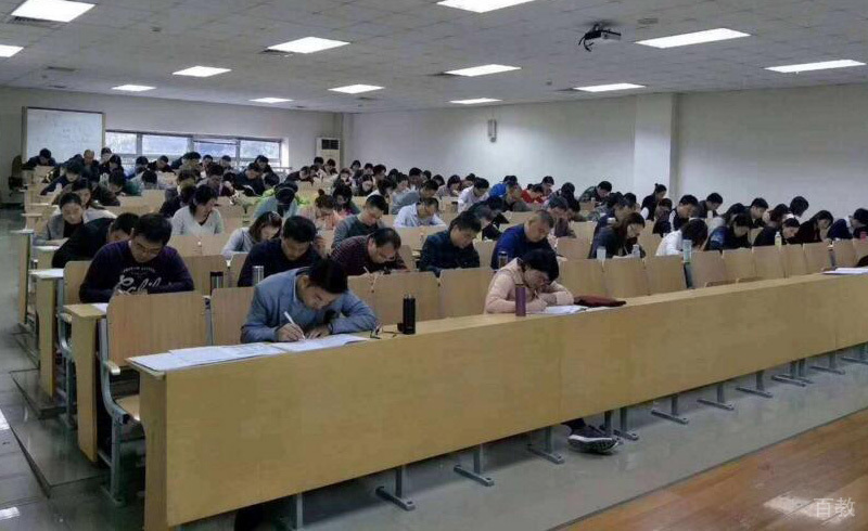 校区模考现场