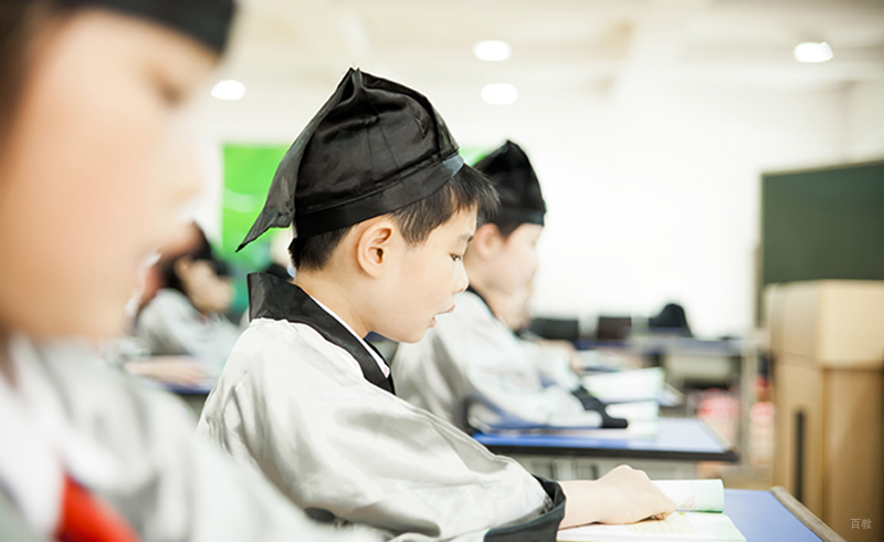 北京秦汉胡同国学_学习中的国学课程学生