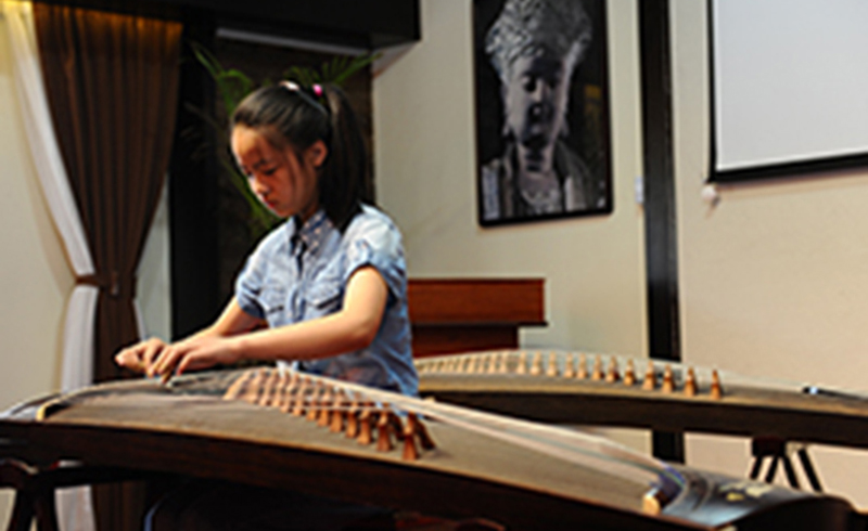 北京秦汉胡同国学弹奏古筝的学生