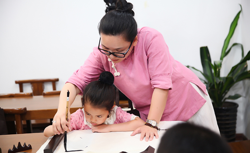 北京秦汉胡同国学指导学生练习书法的老师
