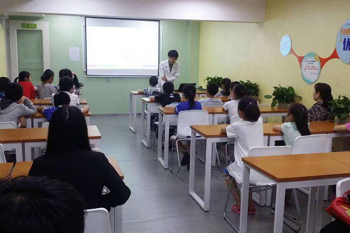天津优胜教育老师在为孩子们授课