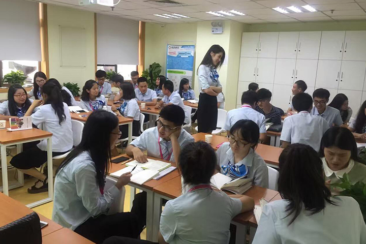 天津优胜教育学员们在讨论学习
