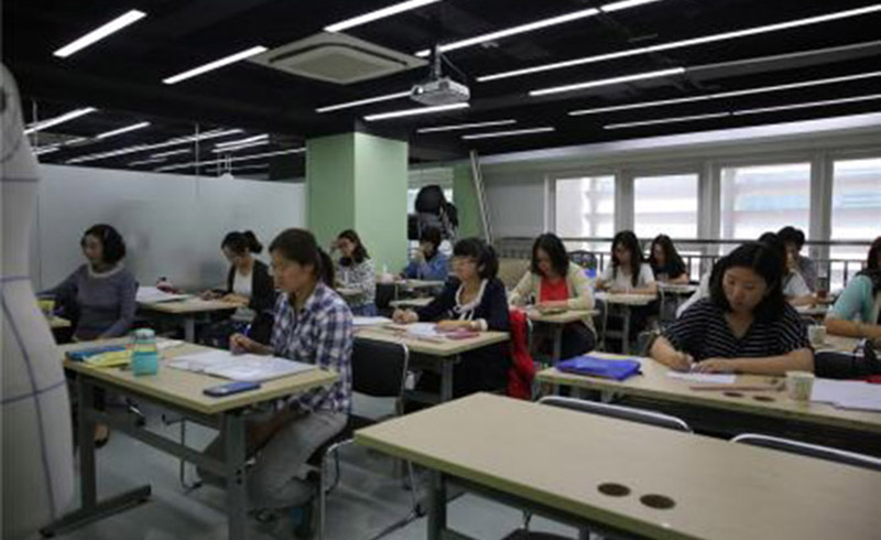 北京莱佛士设计学院学习服装设计的学生