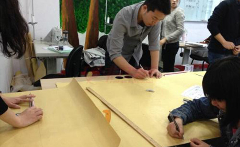 北京莱佛士设计学院_服装制作现场打版