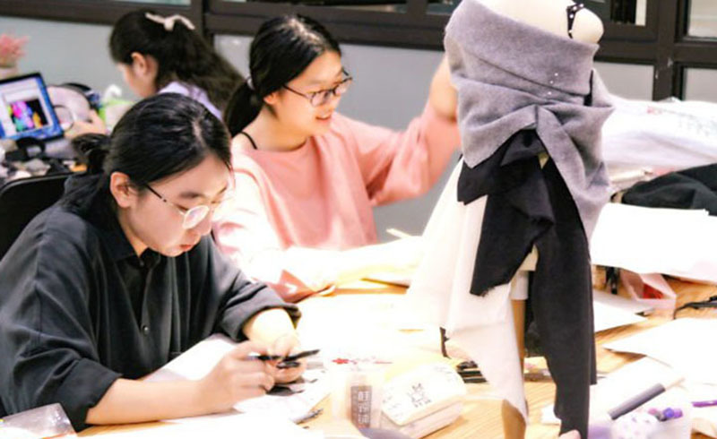 学习服装设计的学生