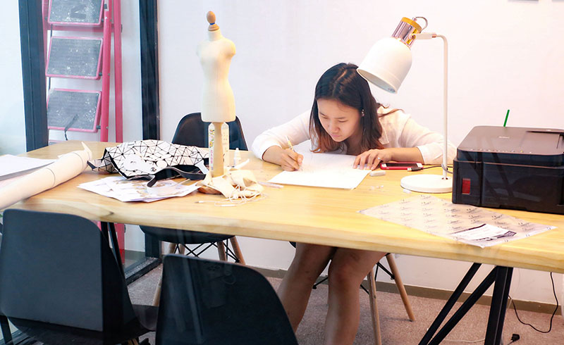 北京维欧艺术留学设计制图的女学生
