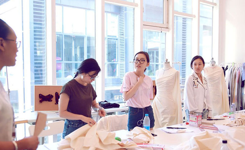 北京维欧艺术留学学员制作服装现场