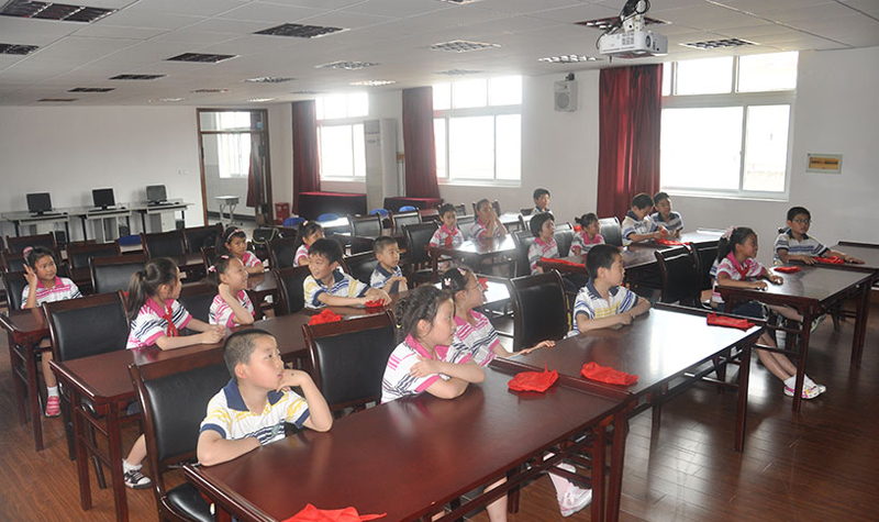 上海昂立少儿教育外派老师上课情景
