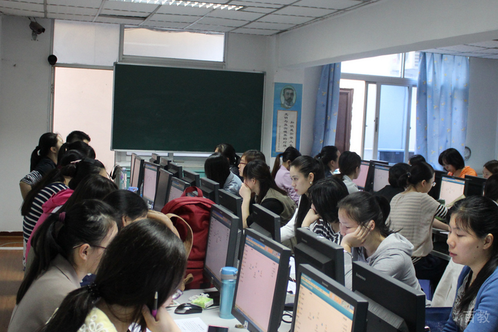学员认真学习中