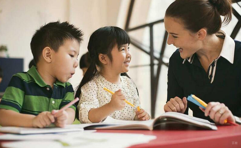 可爱的学生和美丽的外教老师