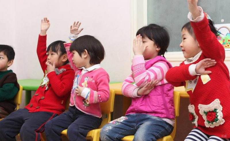 回答老师提问积极举手的同学们