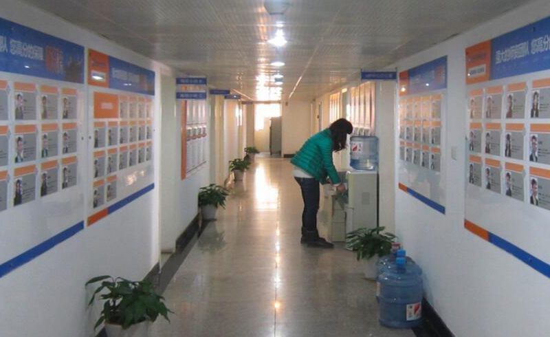 北京新航道优加青少英语_校区老师展示墙和在接水的老师