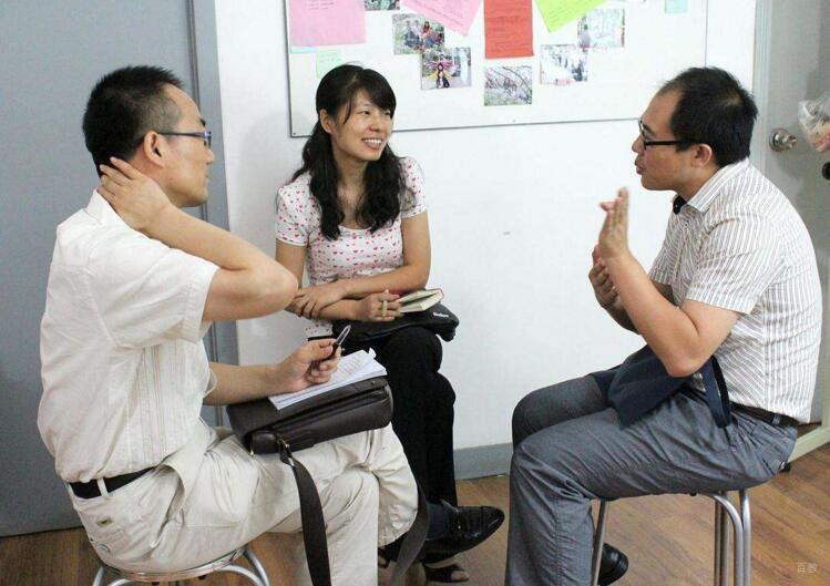 北京凯来口才_学生与老师交流情形