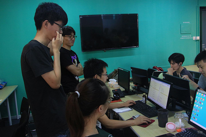 天津诚筑说_老师在指导学员